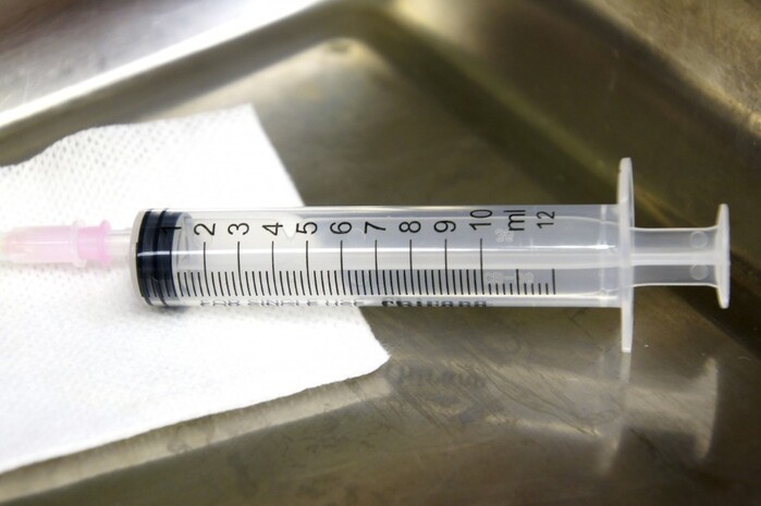 syringe_male_nurse_hospital_care_emergency_care_medicine_treat_vaccination-788086.jpg